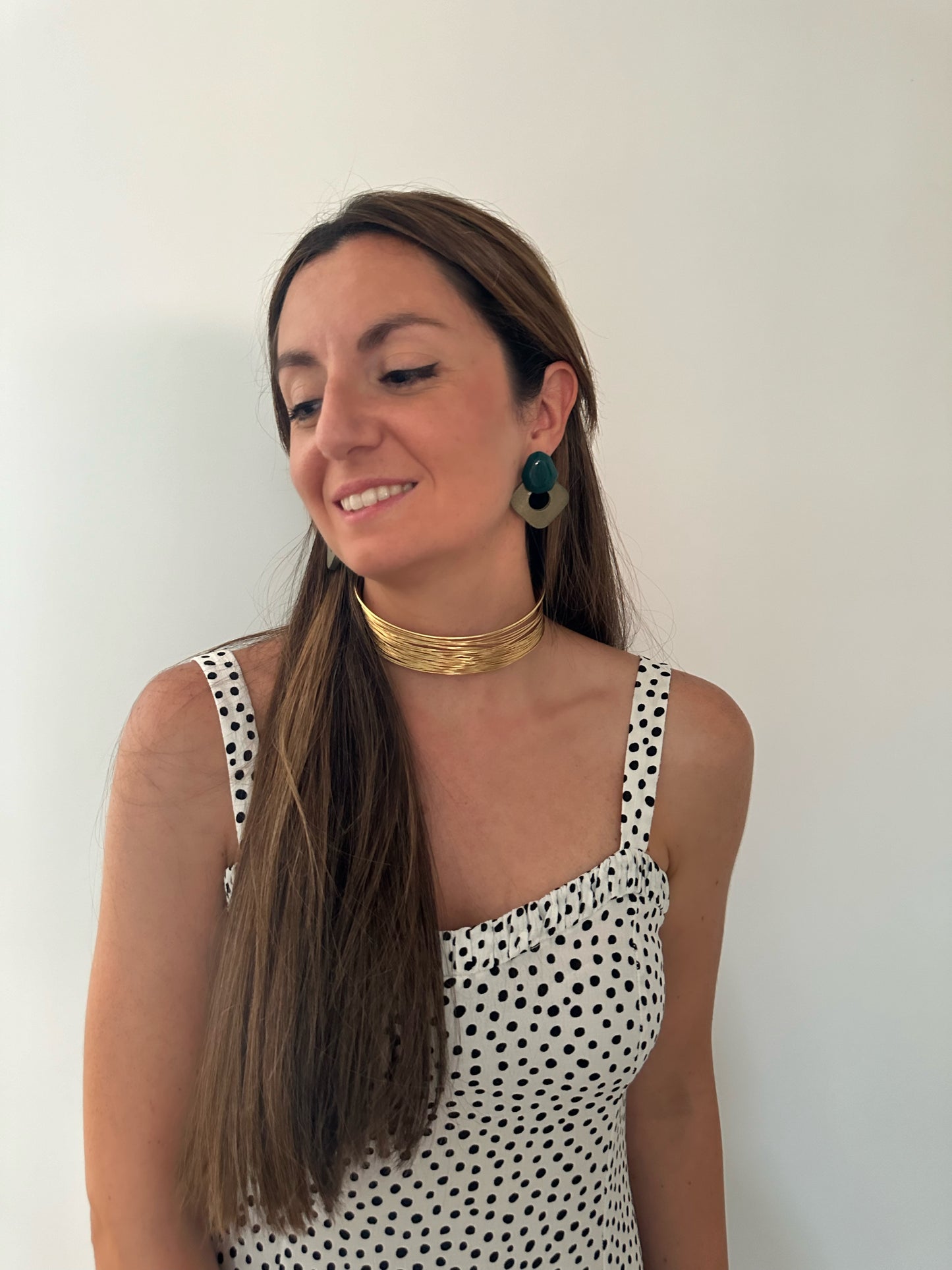 Pendientes para invitada de madera y resina en color verde. Estos pendientes son perfectos para elevar tus looks en eventos. Son hipoalergénicos.