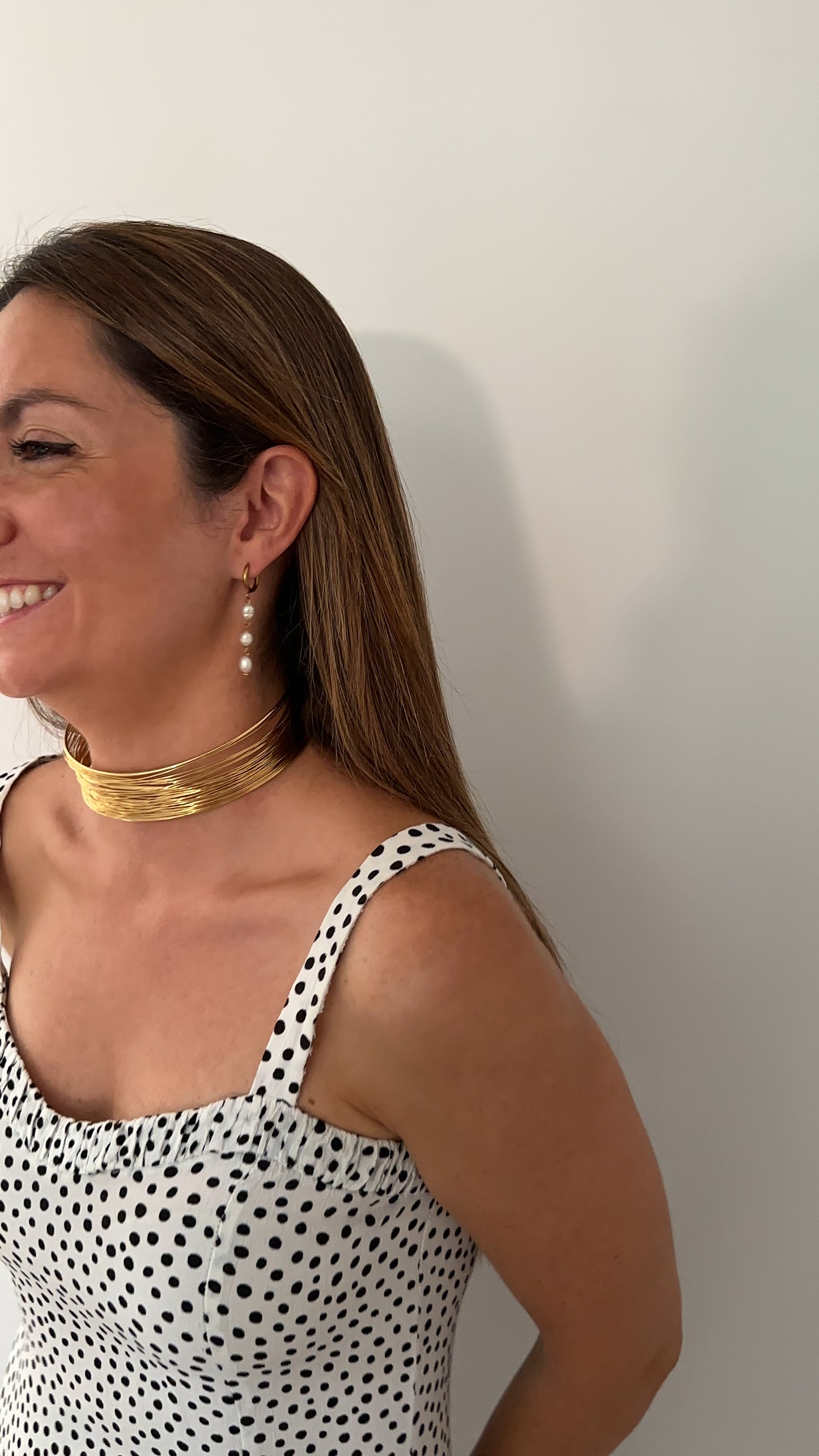 Pendientes para invitada de acero inoxidable. Con arito de acero inoxidable en color oro y tres perlas de río, estos pendientes son perfectos para elevar tus looks en eventos. Son hipoalergénicos