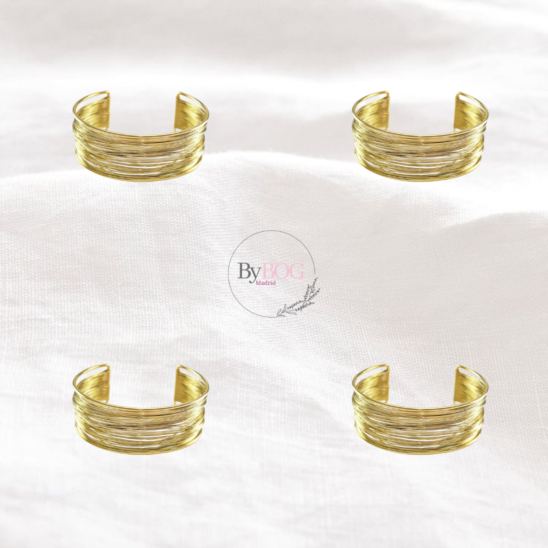 Brazalete de acero inoxidable ajustable. En color dorado.
