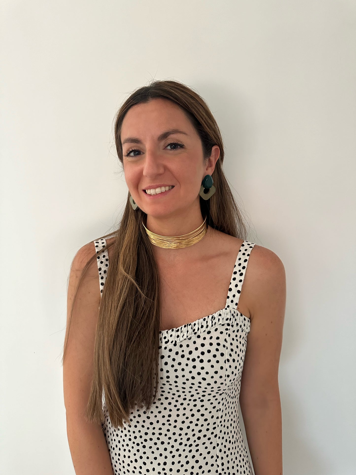 Pendientes para invitada de madera y resina en color verde. Estos pendientes son perfectos para elevar tus looks en eventos. Son hipoalergénicos.
