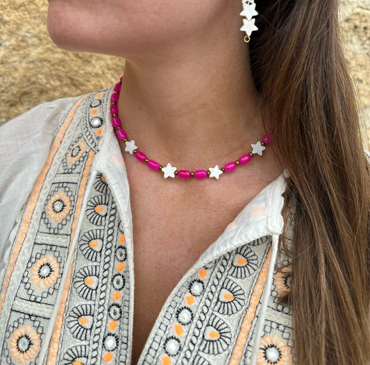Collar hecho a mano con cuentas de cerámica rosas, cuentas doradas y con 4 estrellas de nácar. Cierre ajustable de acero inoxidable