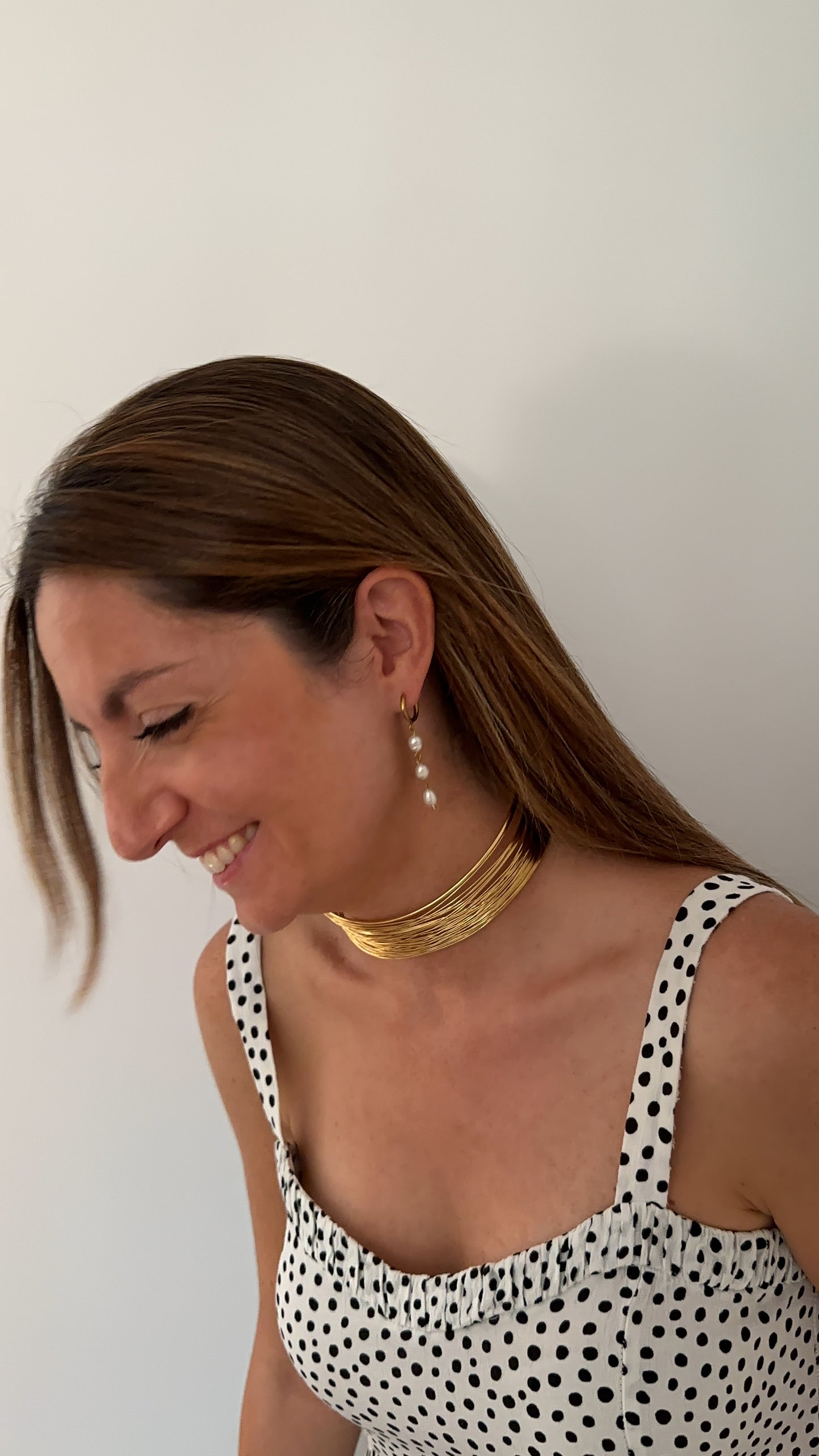 Pendientes para invitada de acero inoxidable. Con arito de acero inoxidable en color oro y tres perlas de río, estos pendientes son perfectos para elevar tus looks en eventos. Son hipoalergénicos