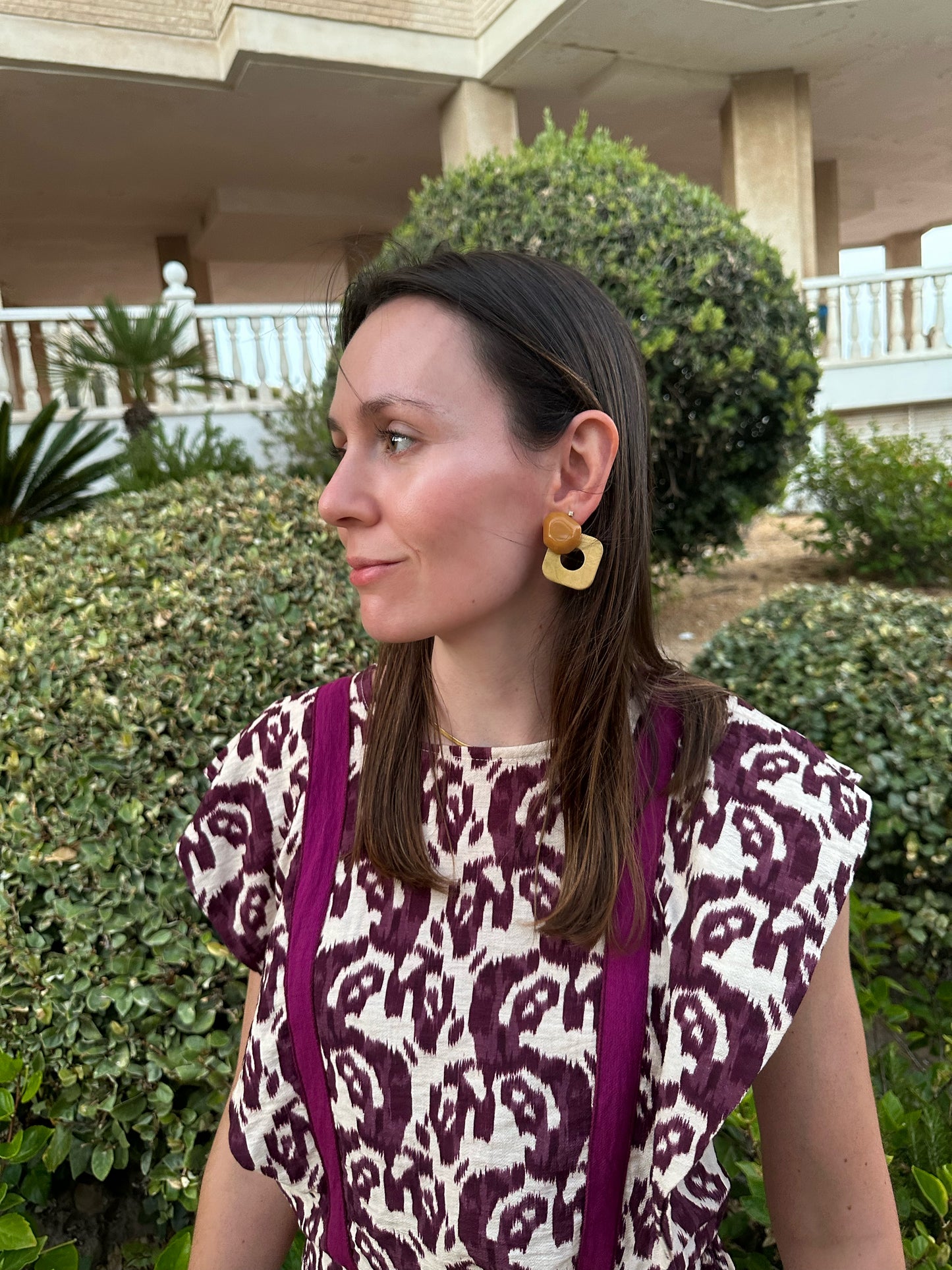 Pendientes para invitada de madera y resina en color mostaza. Estos pendientes son perfectos para elevar tus looks en eventos. Son hipoalergénicos.