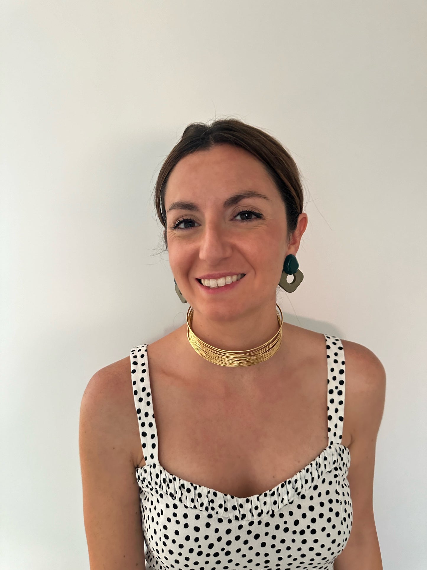 Pendientes para invitada de madera y resina en color verde. Estos pendientes son perfectos para elevar tus looks en eventos. Son hipoalergénicos.