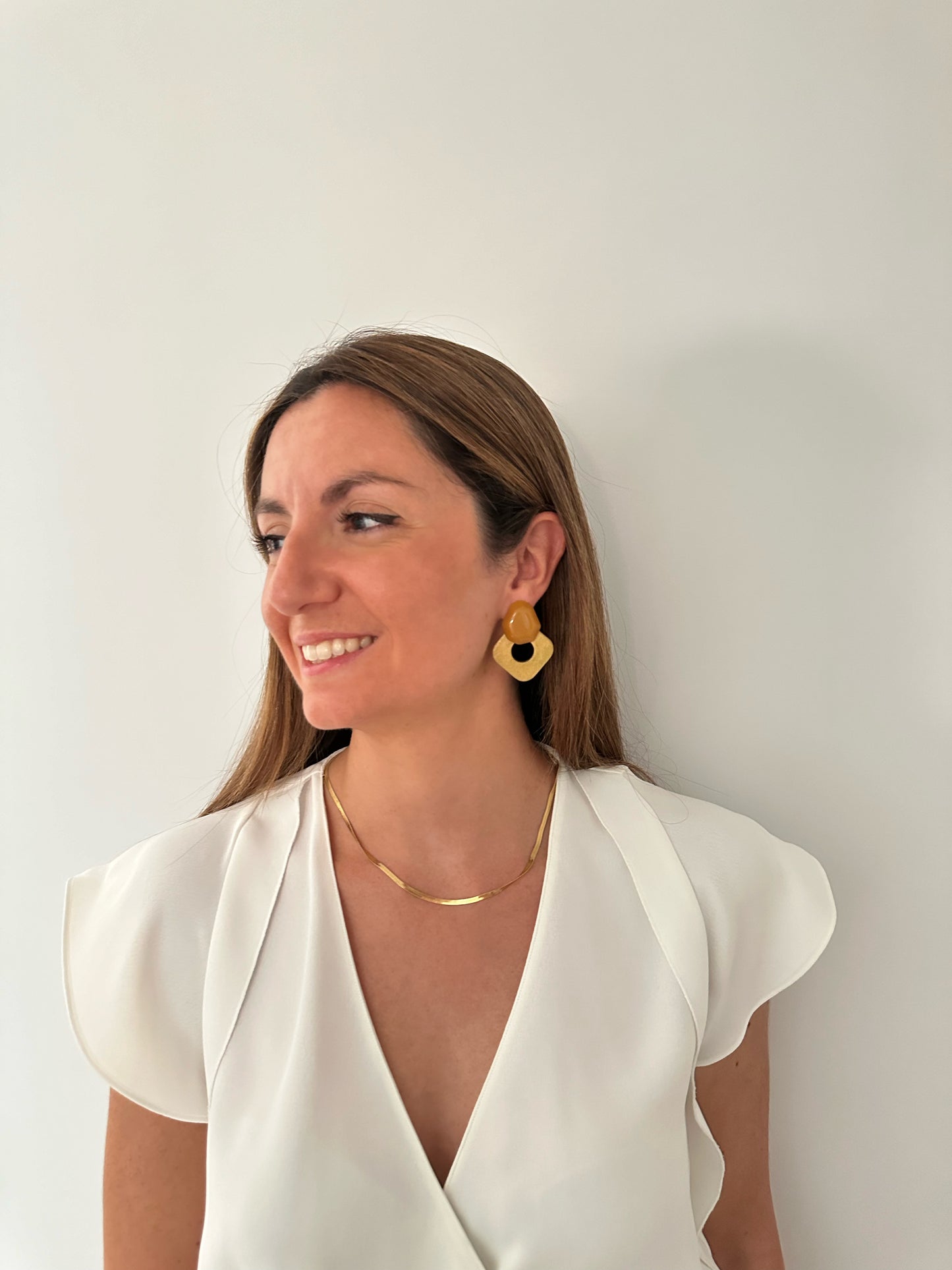Pendientes para invitada de madera y resina en color mostaza. Estos pendientes son perfectos para elevar tus looks en eventos. Son hipoalergénicos.