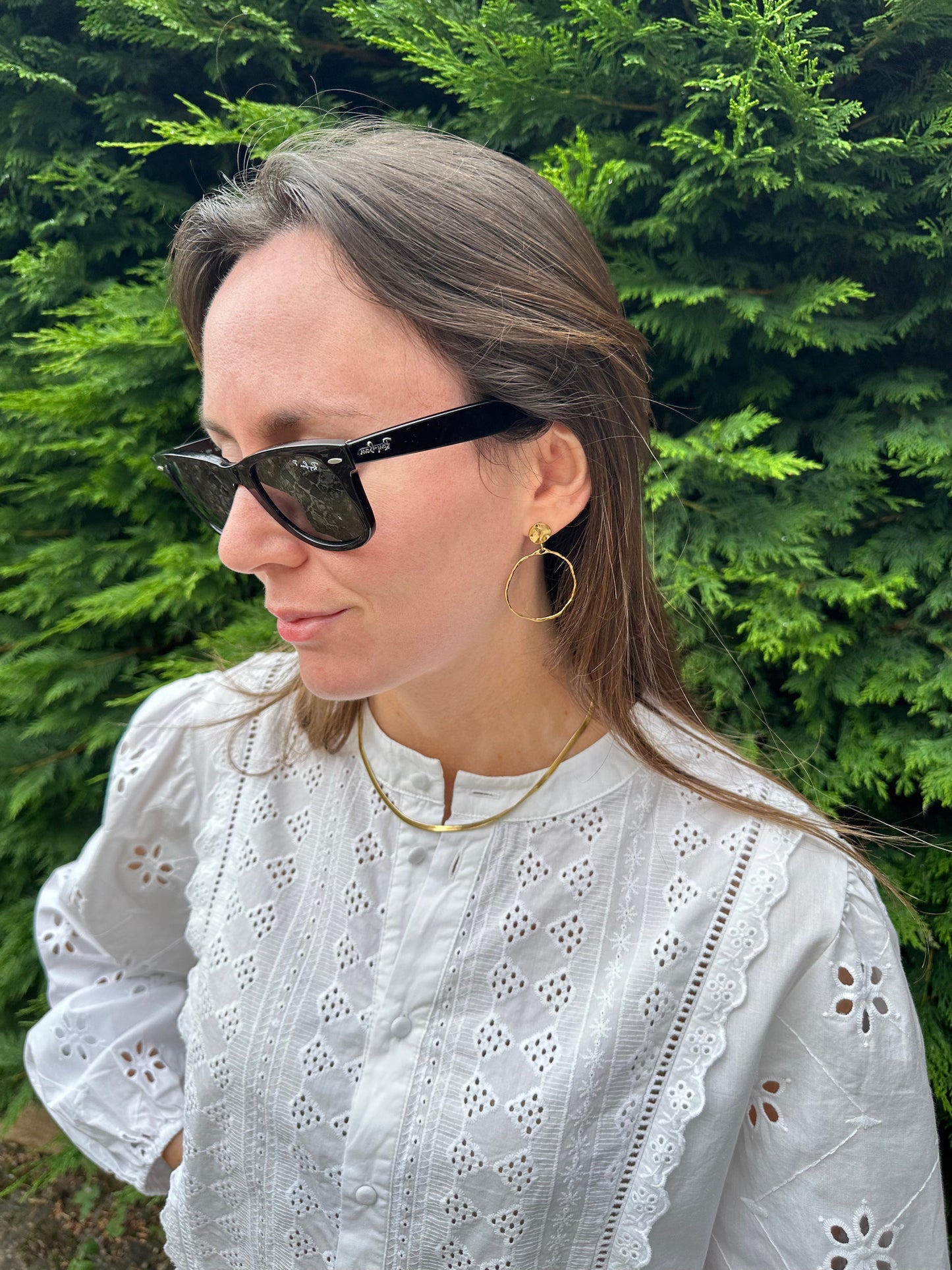 Pendientes de acero inoxidable en color oro. Estos pendientes son perfectos para elevar tus looks en eventos. Son hipoalergénicos.