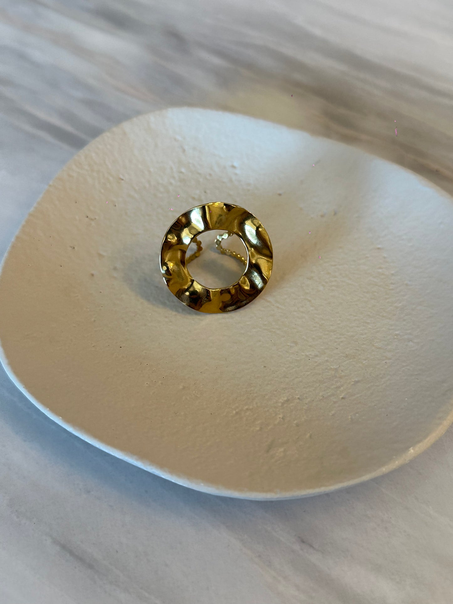 Anillo grande de acero inoxidable ajustable en dorado