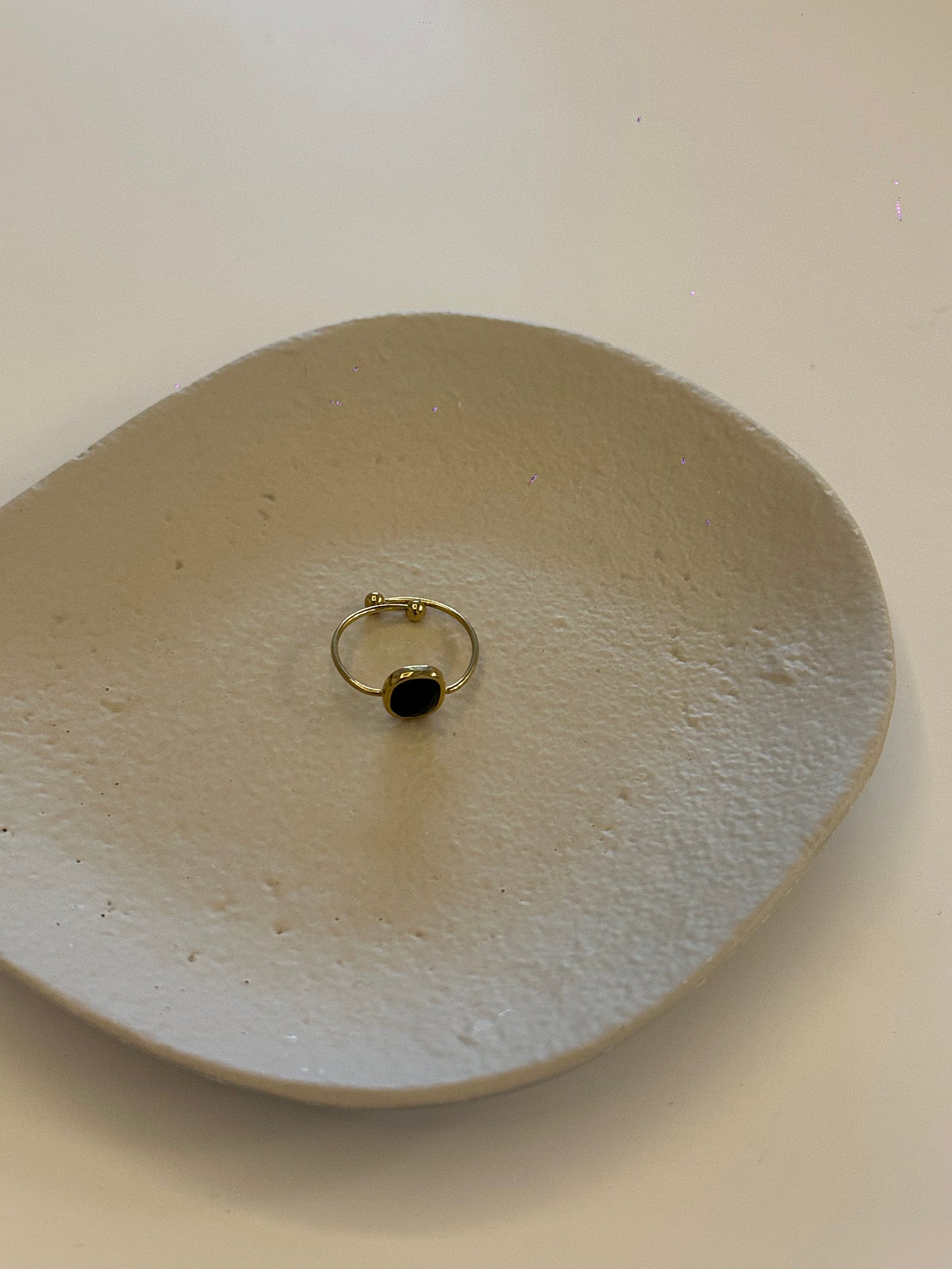 Anillo de acero inoxidable en dorado ajustable con piedra negra