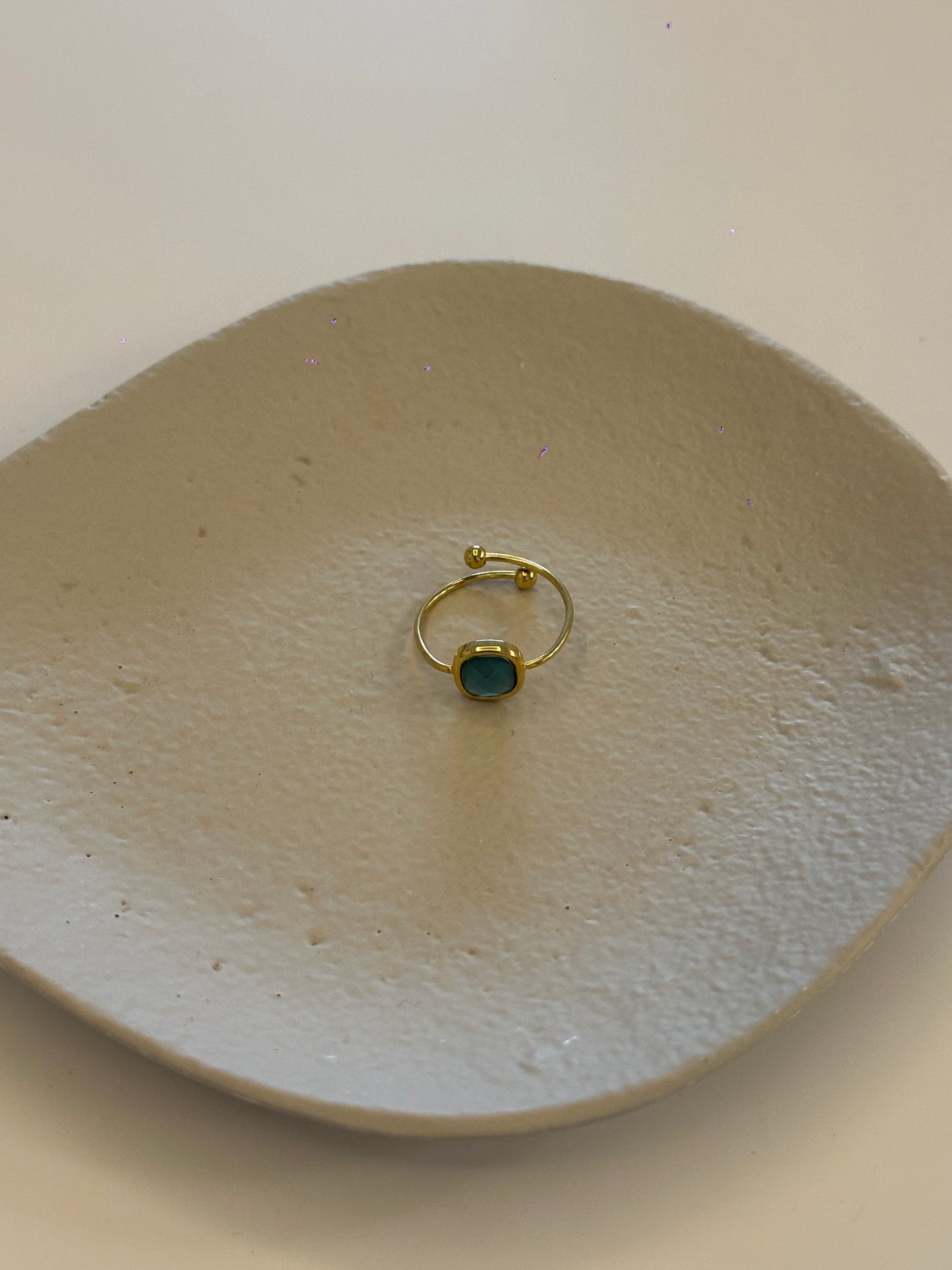 Anillo de acero inoxidable en dorado ajustable con piedra verde-agua