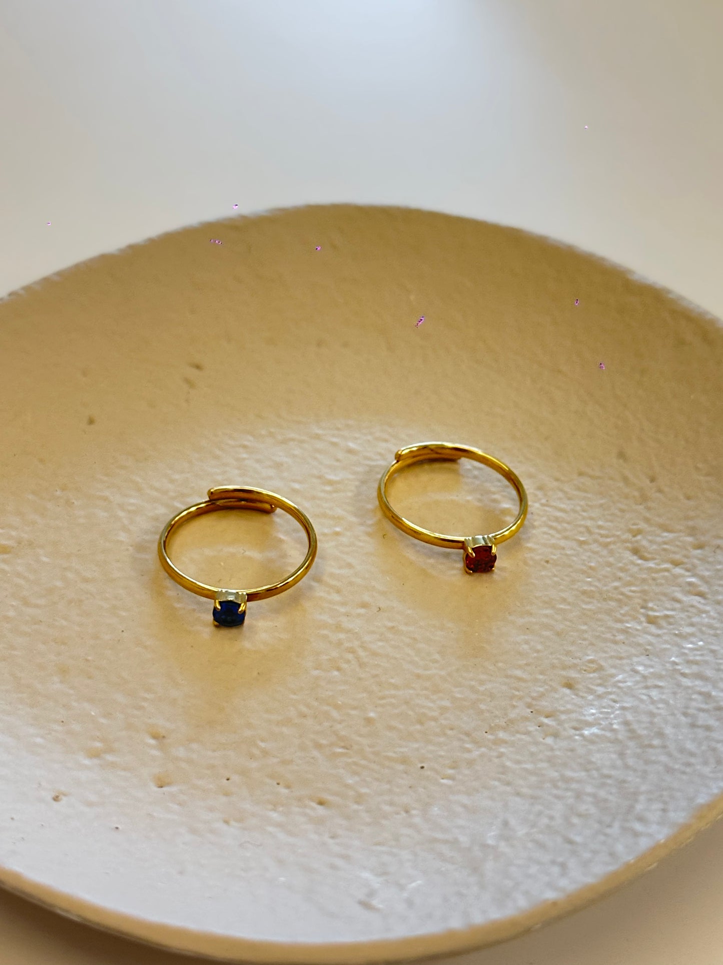 Anillo solitario en azul o en rojo de acero inoxidable ajustable