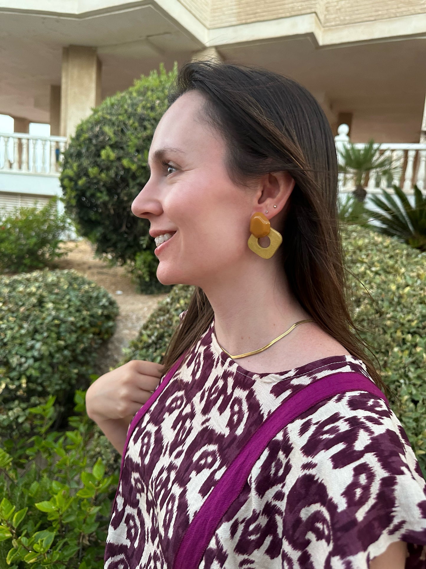 Pendientes para invitada de madera y resina en color mostaza. Estos pendientes son perfectos para elevar tus looks en eventos. Son hipoalergénicos.