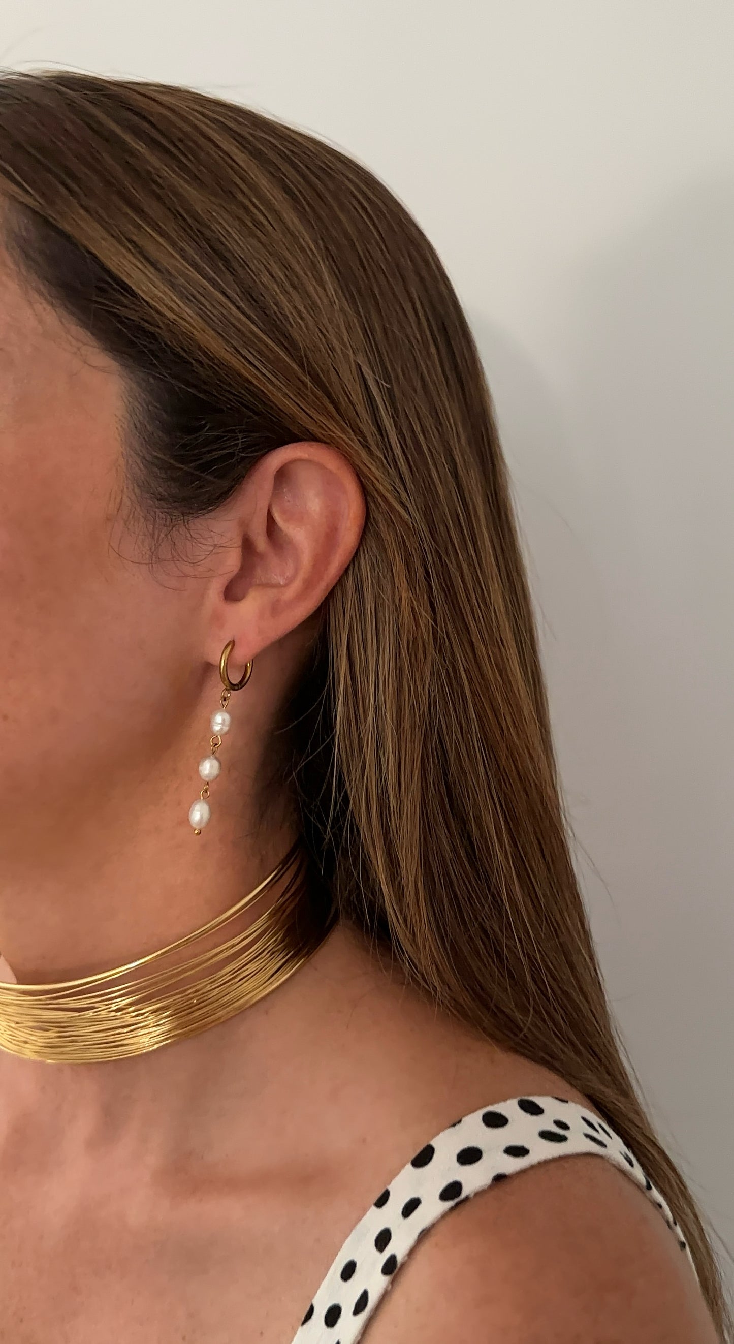 Pendientes para invitada de acero inoxidable. Con arito de acero inoxidable en color oro y tres perlas de río, estos pendientes son perfectos para elevar tus looks en eventos. Son hipoalergénicos