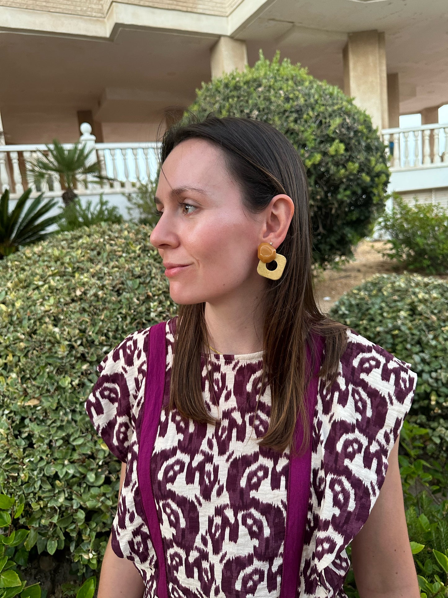 Pendientes para invitada de madera y resina en color mostaza. Estos pendientes son perfectos para elevar tus looks en eventos. Son hipoalergénicos.