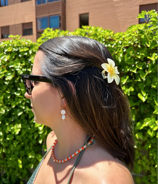 Collar hecho a mano con margaritas y cuentas de cerámica en tonos naranja y amarillo. Con cierre ajustable en acero inoxidable