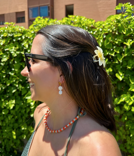 Collar hecho a mano con margaritas y cuentas de cerámica en tonos naranja y amarillo. Con cierre ajustable en acero inoxidable