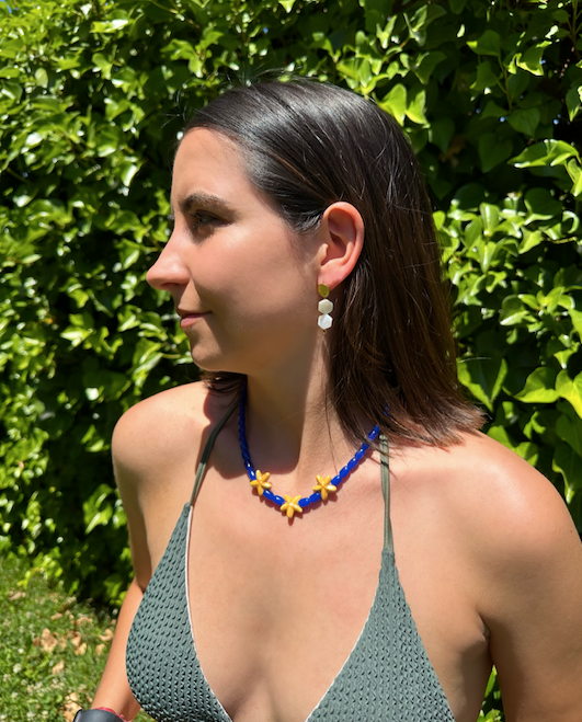 Collar hecho a mano con cuentas de cerámica en azul y tres estrellas de cerámica en amarillo en el centro. Con cierre ajustable en acero inoxidable
