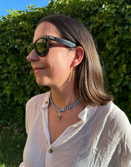 Collar del Verano, con bolas de cerámica y arcilla polimérica con cruz de cristal de murano