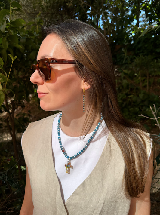 Collar del Verano, con bolas de cerámica y arcilla polimérica con cruz de cristal de murano