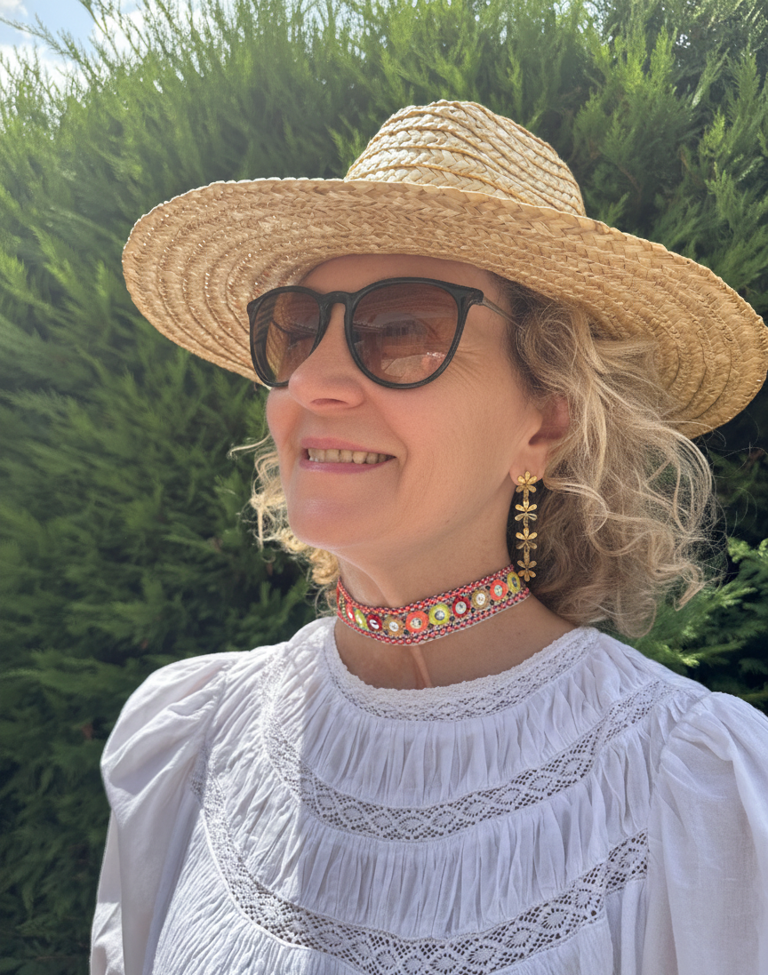 Choker de tela con lentejuelas con cierre de acero inoxidable ajustable.