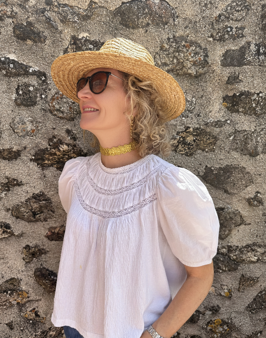 Choker de tela dorado con cierre de acero inoxidable ajustable.