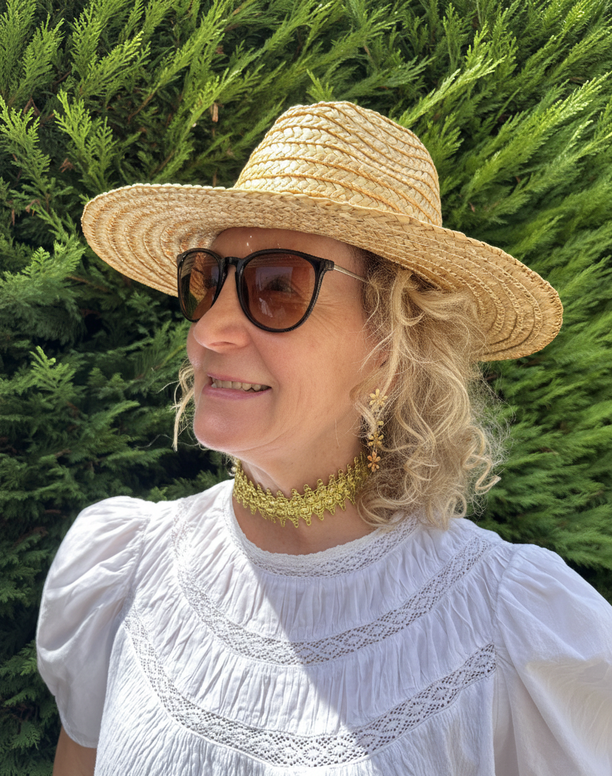 Choker de tela dorado con cierre de acero inoxidable ajustable.