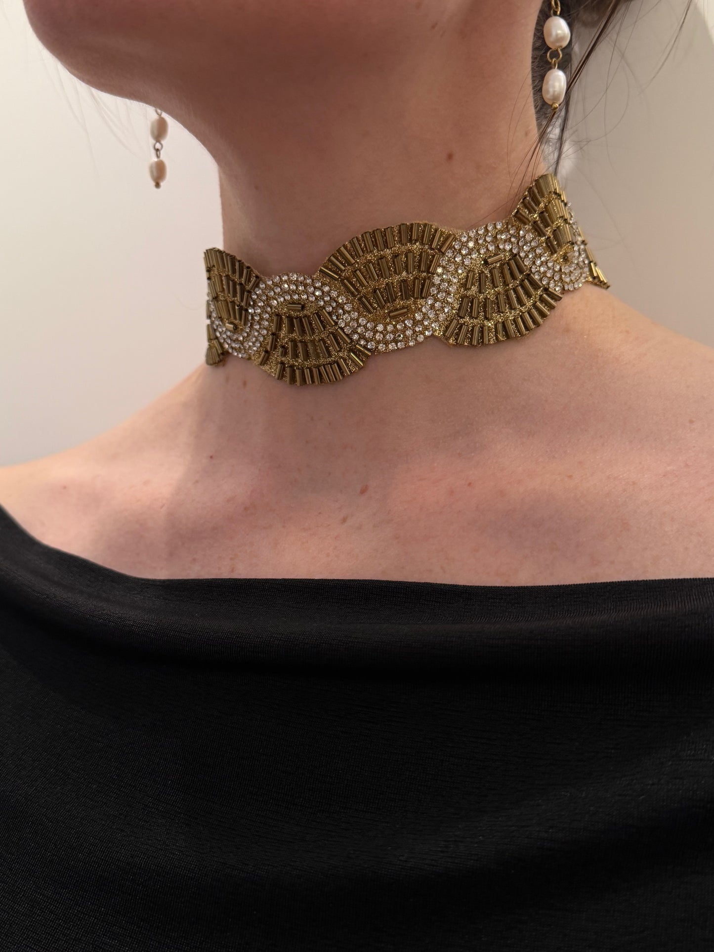 Choker en color dorado ondas con circonitas blancas y cierre de acero inoxidable ajustable.