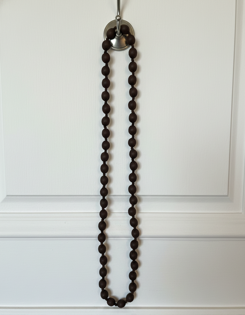 Collar largo con cuentas de madera forrado con seda de color marrón chocolate, muy especial, con posibilidad de dar varias vueltas. ¡No pesa nada!