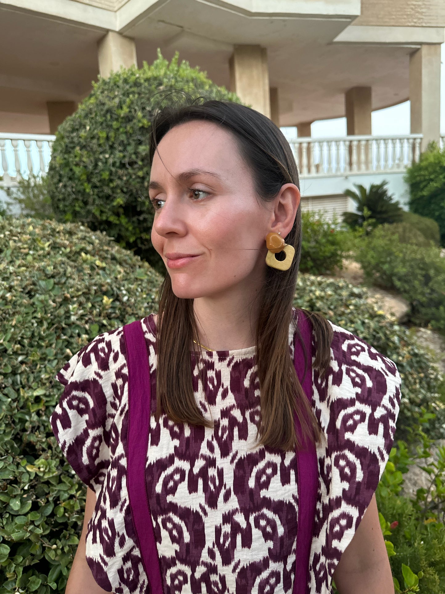 Pendientes para invitada de madera y resina en color mostaza. Estos pendientes son perfectos para elevar tus looks en eventos. Son hipoalergénicos.