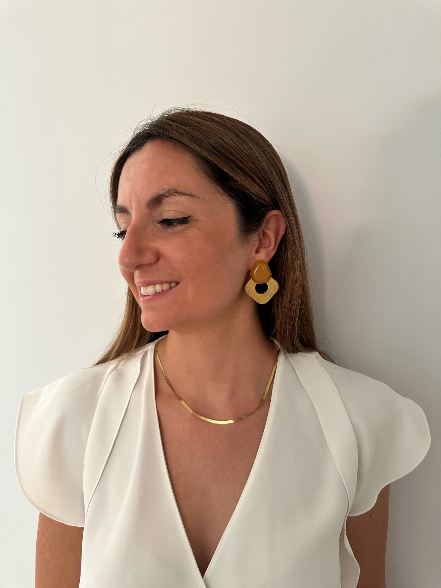 Pendientes para invitada de madera y resina en color mostaza. Estos pendientes son perfectos para elevar tus looks en eventos. Son hipoalergénicos.