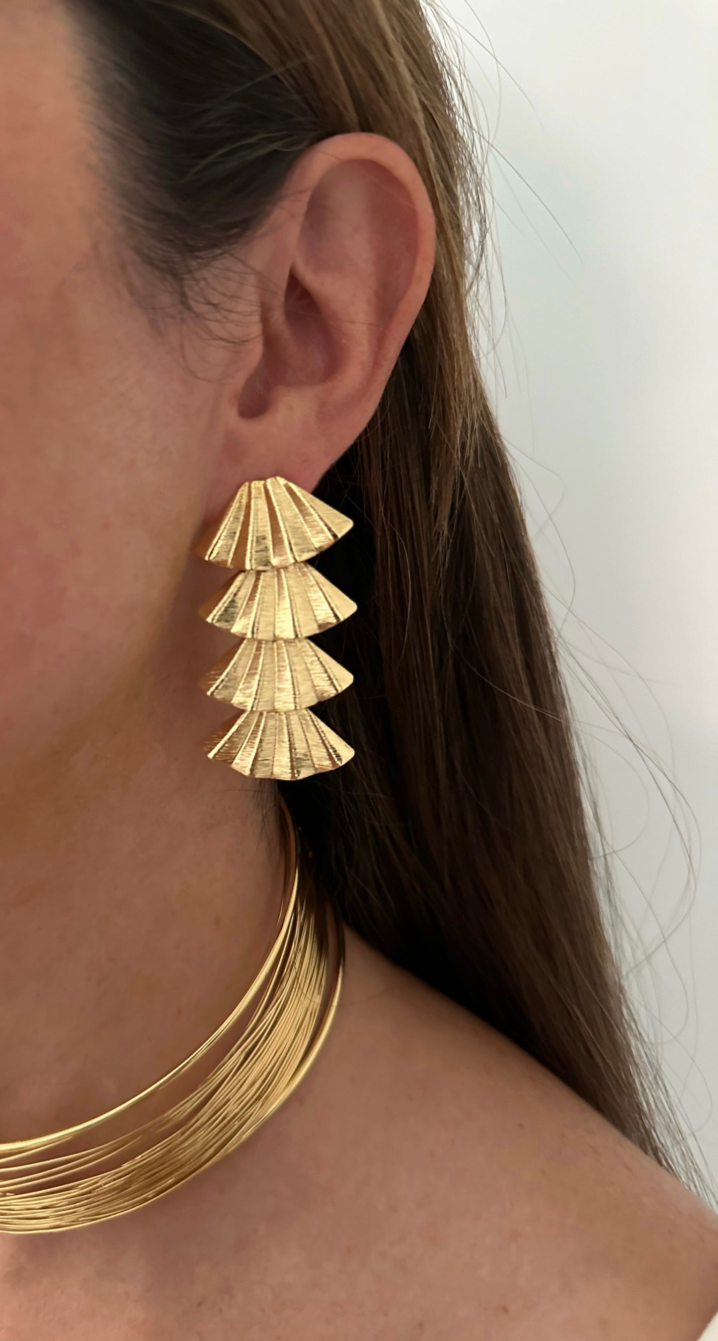 Pendientes para invitada de acero inoxidable en color oro. Estos pendientes son perfectos para elevar tus looks en eventos. Son hipoalergénicos.