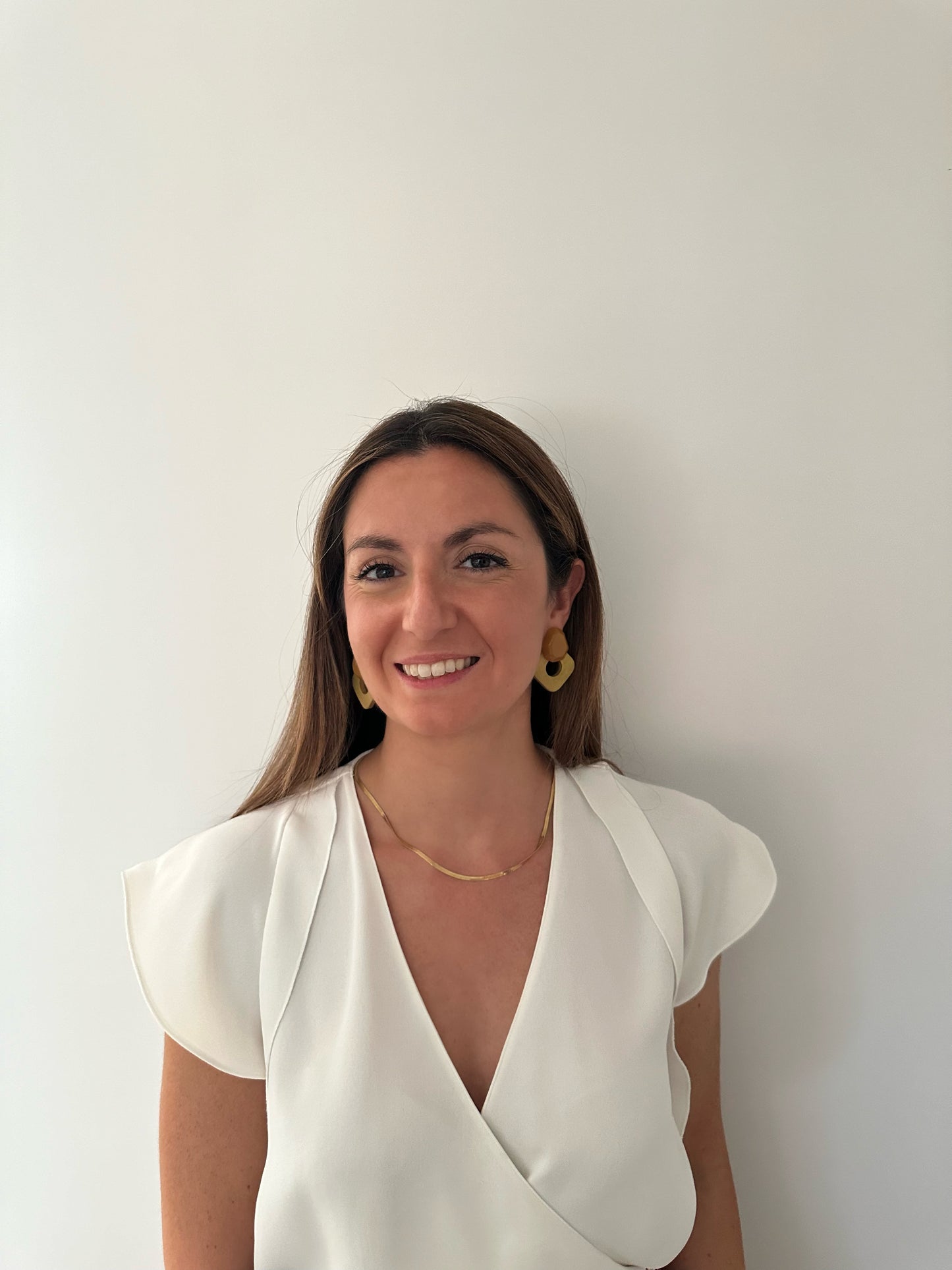 Pendientes para invitada de madera y resina en color mostaza. Estos pendientes son perfectos para elevar tus looks en eventos. Son hipoalergénicos.