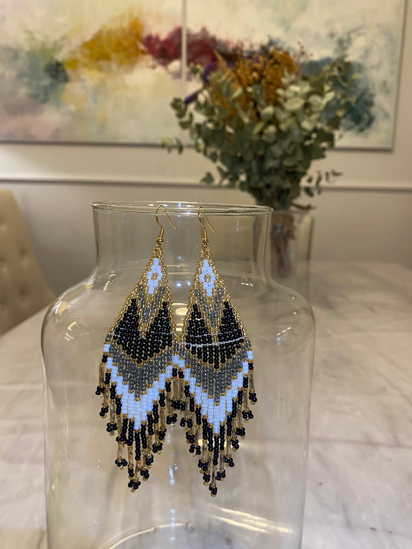 Pendientes de bolitas en tonos negros y dorados, hechos con técnica miyuki con una caída preciosa. Cierre de acero inoxidable.