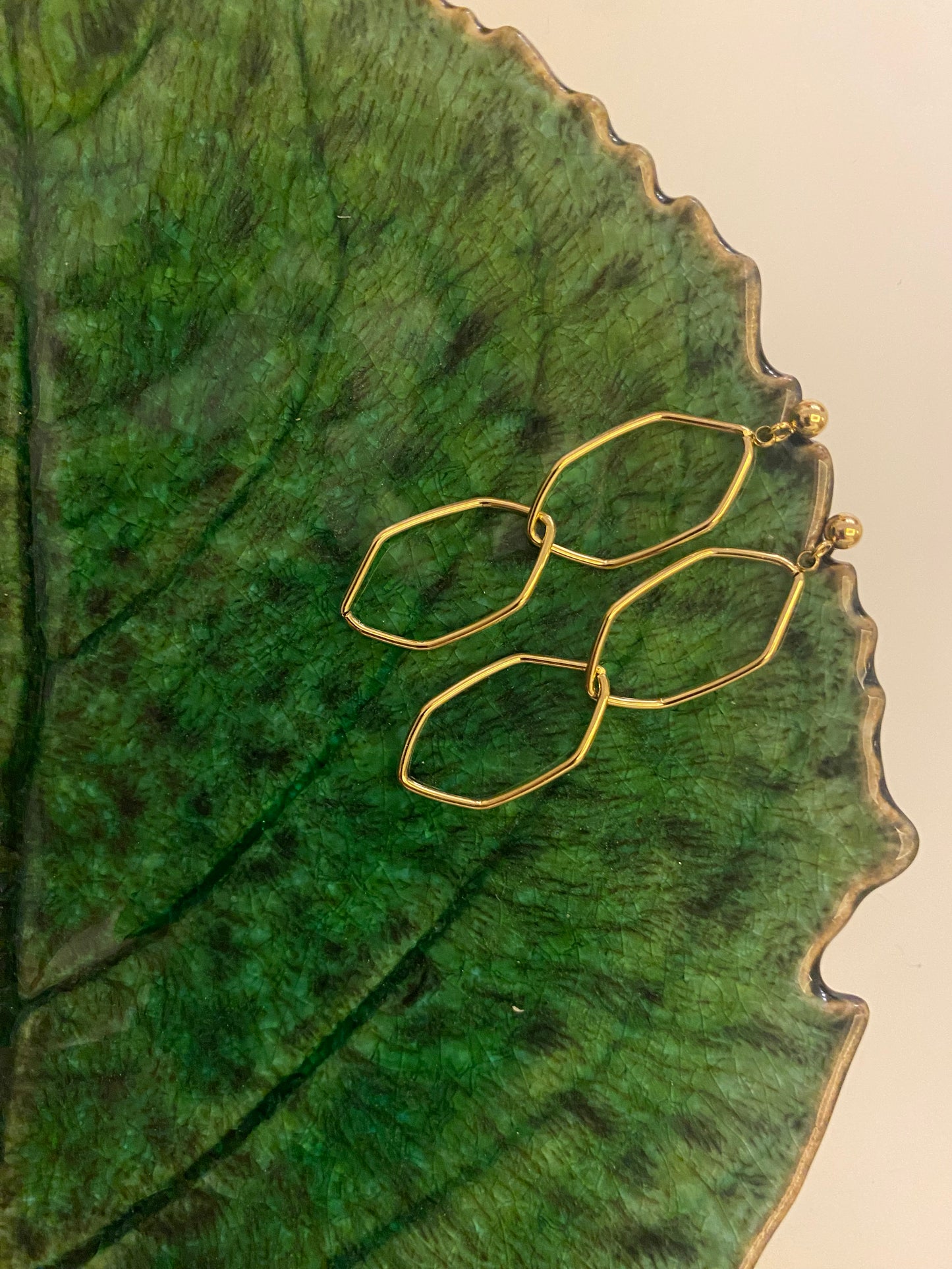 Pendientes de acero inoxidable y dos hexágonos en color oro. Estos pendientes son perfectos para elevar tus looks en eventos. Son hipoalergénicos.