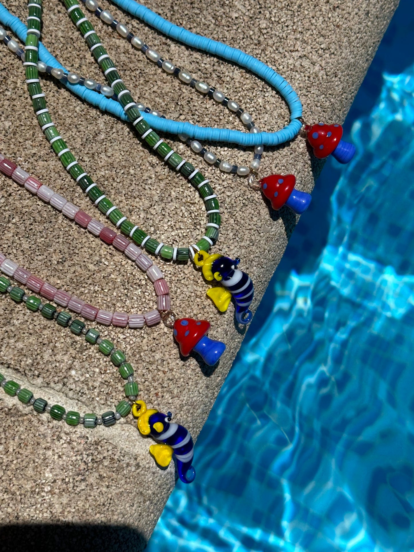 Collar del Verano, con bolas de cerámica y seta de cristal de murano