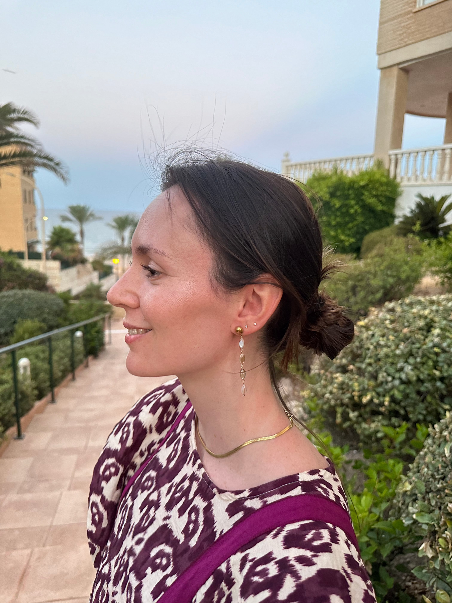 Pendientes para invitada de acero inoxidable. Con arito de acero inoxidable en color oro y tres perlas de río, estos pendientes son perfectos para elevar tus looks en eventos. Son hipoalergénicos