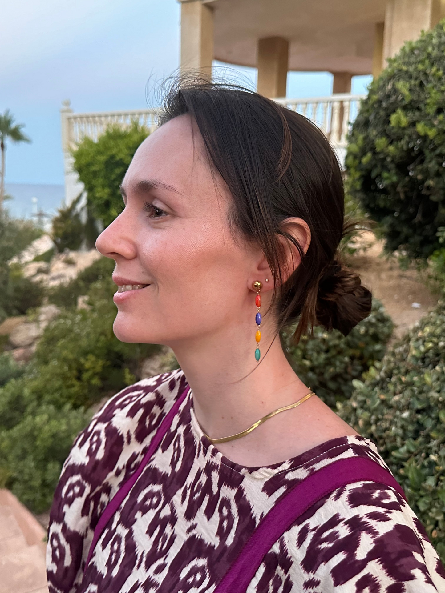 Pendientes para invitada de acero inoxidable. Con conchas de color multicolor y en color oro, estos pendientes son perfectos para elevar tus looks en eventos. Son hipoalergénicos