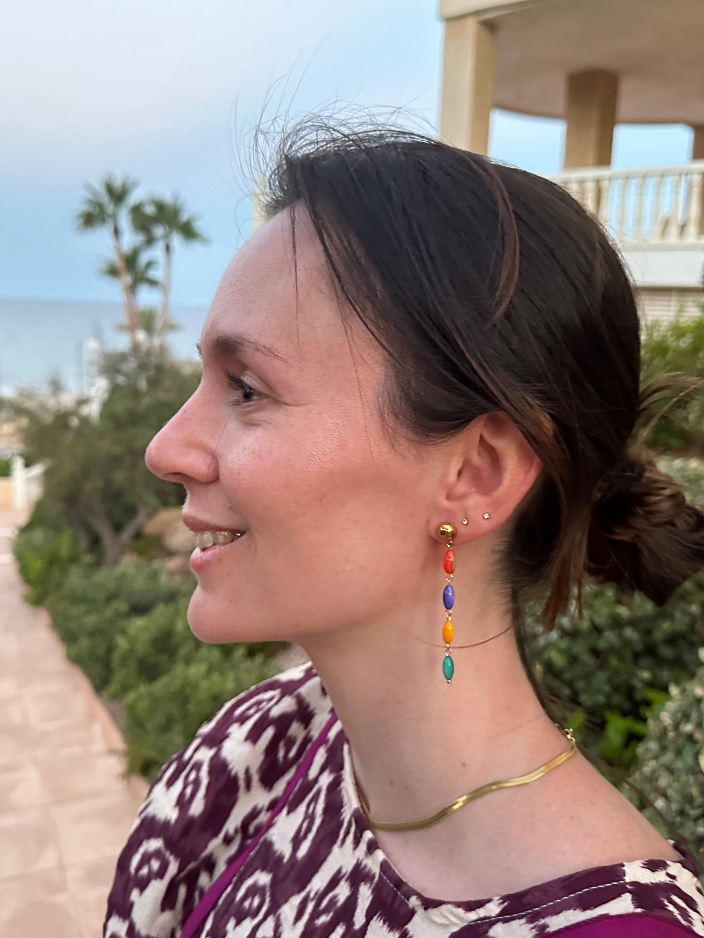 Pendientes para invitada de acero inoxidable. Con conchas de color multicolor y en color oro, estos pendientes son perfectos para elevar tus looks en eventos. Son hipoalergénicos