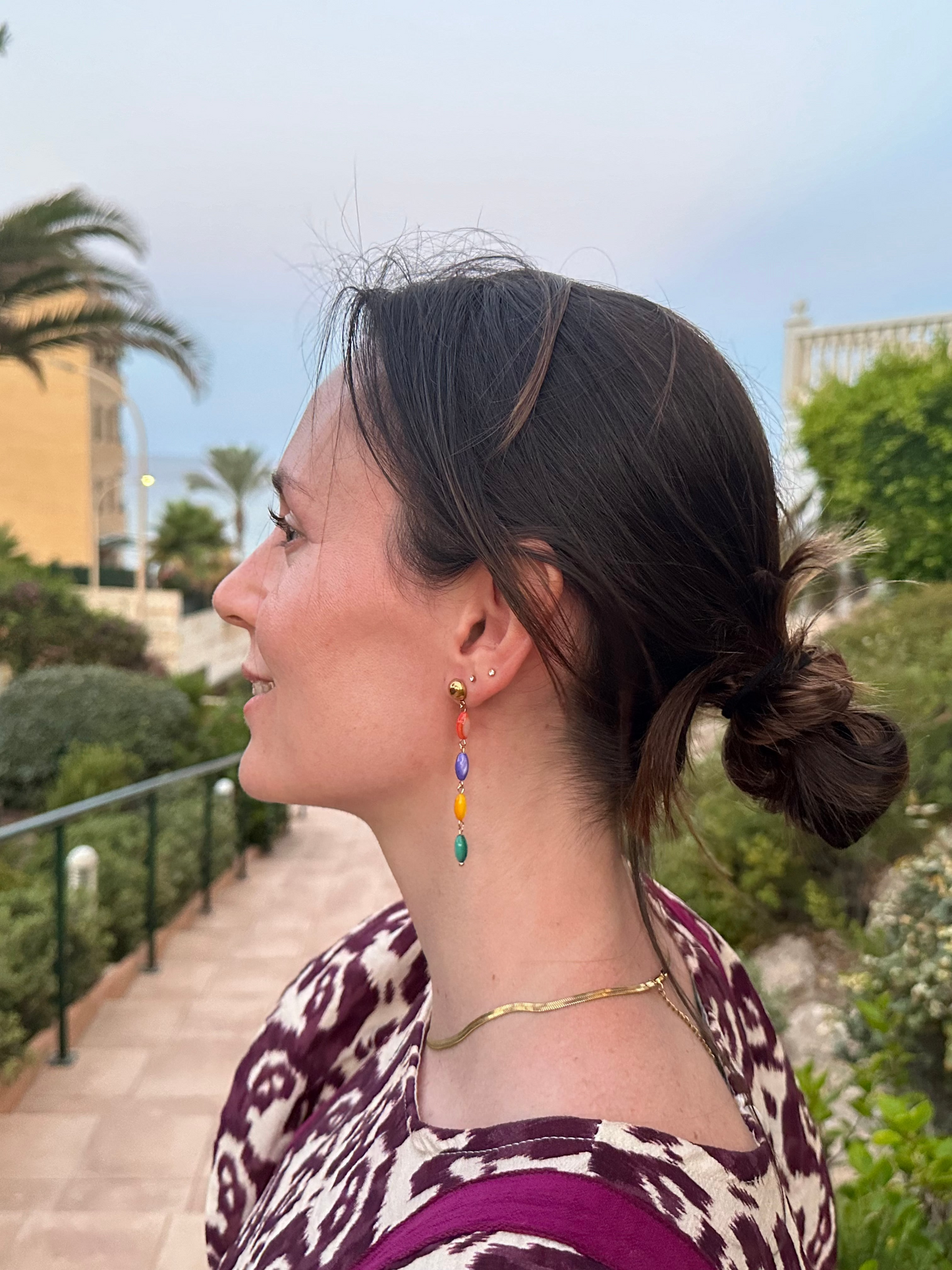 Pendientes para invitada de acero inoxidable. Con conchas de color multicolor y en color oro, estos pendientes son perfectos para elevar tus looks en eventos. Son hipoalergénicos