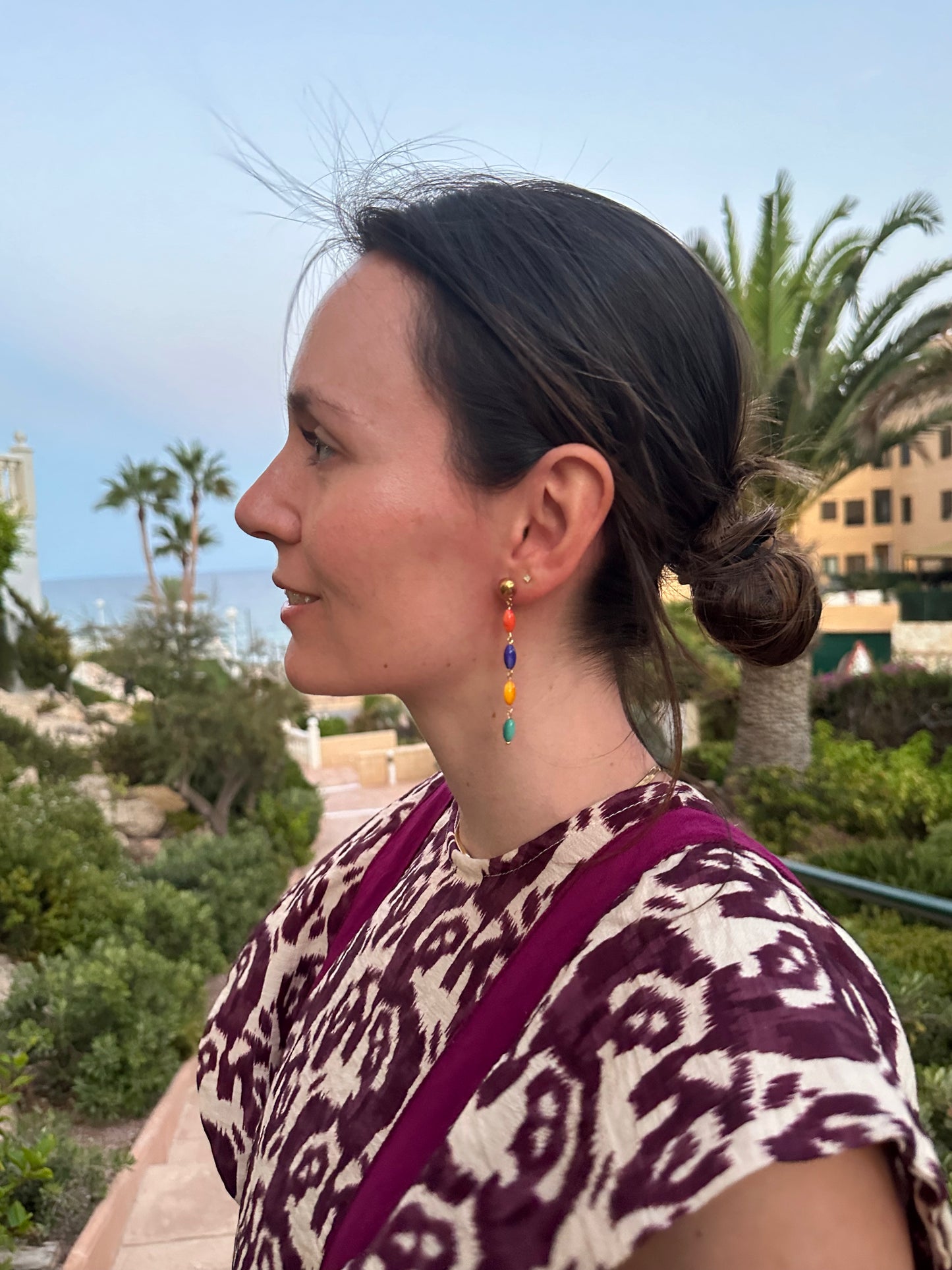 Pendientes para invitada de acero inoxidable. Con conchas de color multicolor y en color oro, estos pendientes son perfectos para elevar tus looks en eventos. Son hipoalergénicos