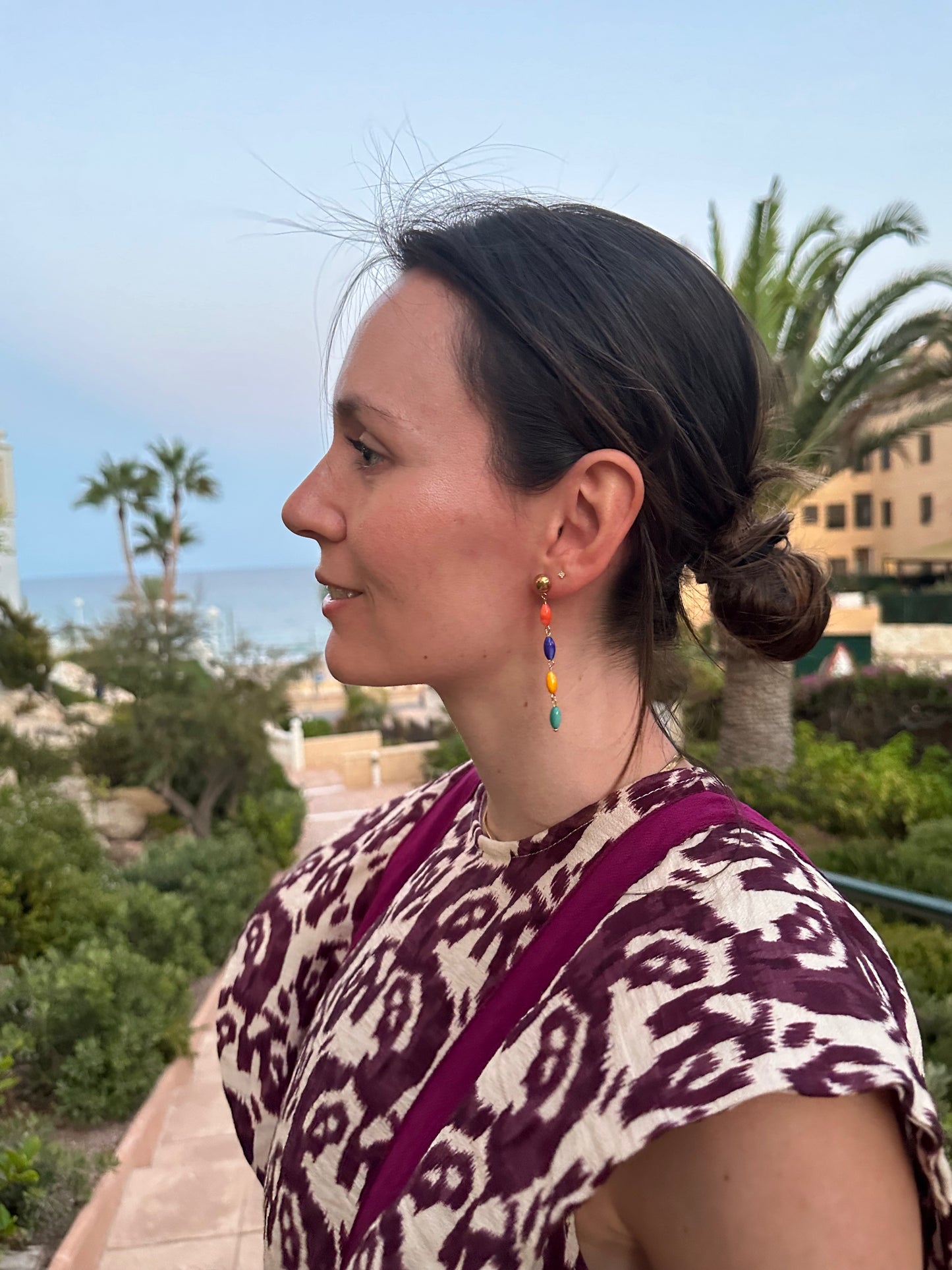 Pendientes para invitada de acero inoxidable. Con conchas de color verde y en color oro, estos pendientes son perfectos para elevar tus looks en eventos. Son hipoalergénicos