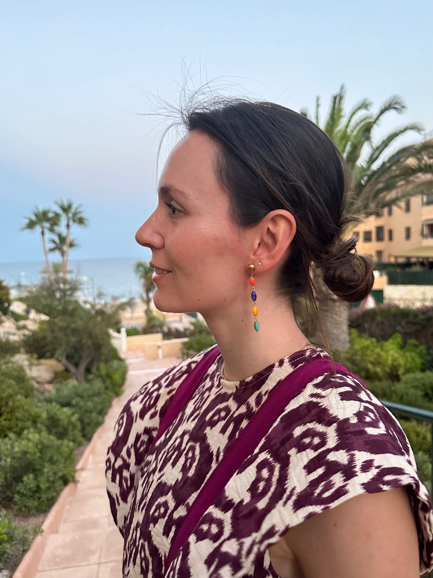 Pendientes para invitada de acero inoxidable. Con conchas de color multicolor y en color oro, estos pendientes son perfectos para elevar tus looks en eventos. Son hipoalergénicos