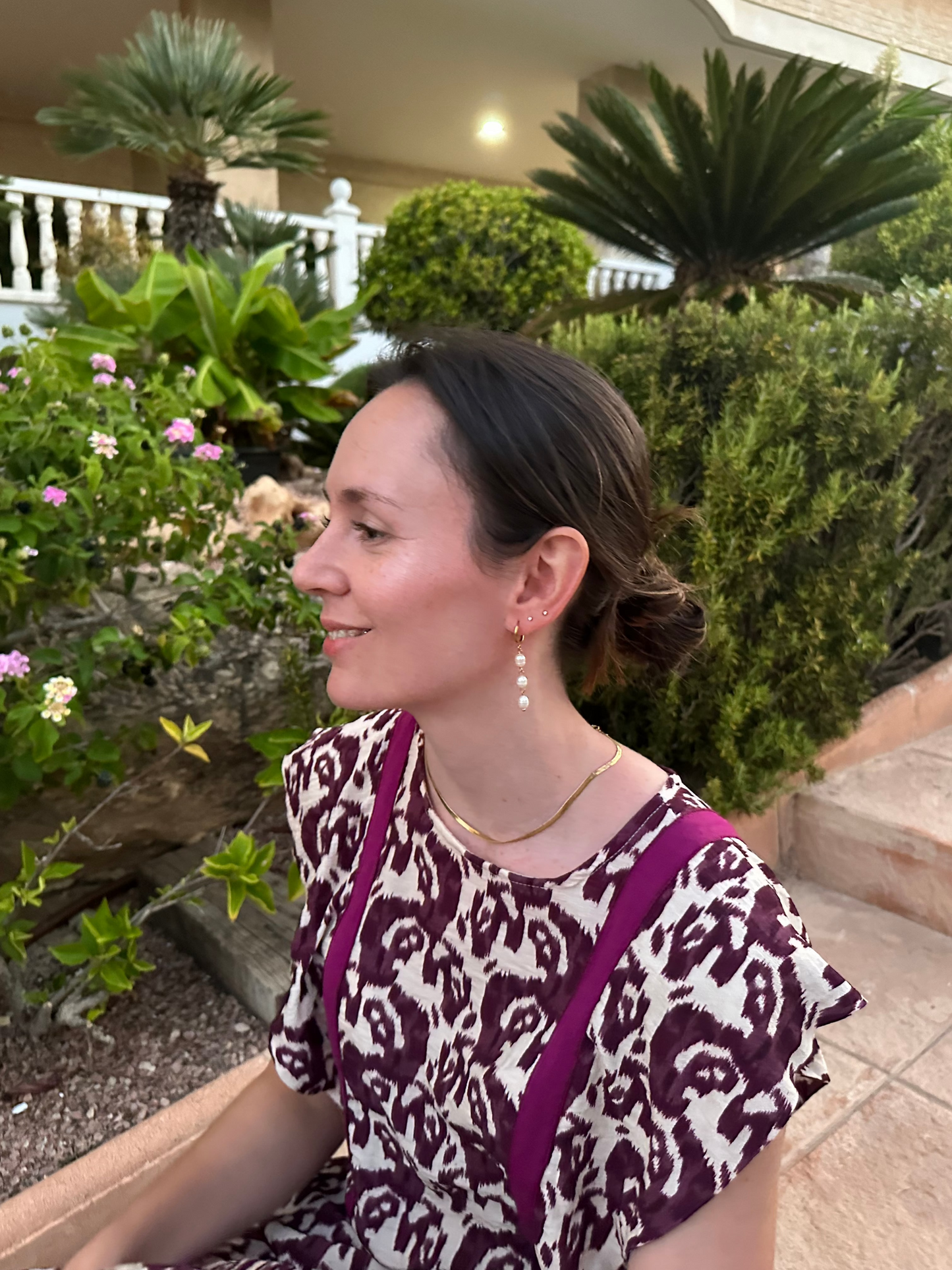Pendientes para invitada de acero inoxidable. Con arito de acero inoxidable en color oro y tres perlas de río, estos pendientes son perfectos para elevar tus looks en eventos. Son hipoalergénicos