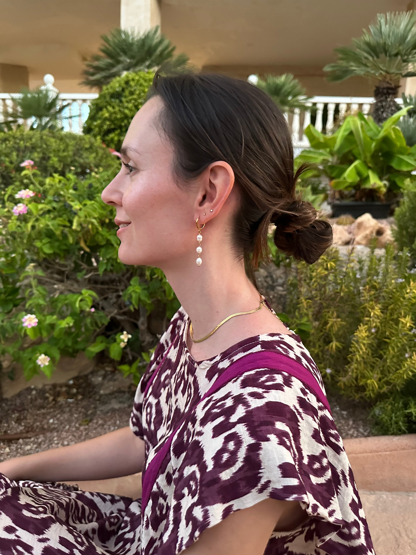 Pendientes para invitada de acero inoxidable. Con arito de acero inoxidable en color oro y tres perlas de río, estos pendientes son perfectos para elevar tus looks en eventos. Son hipoalergénicos