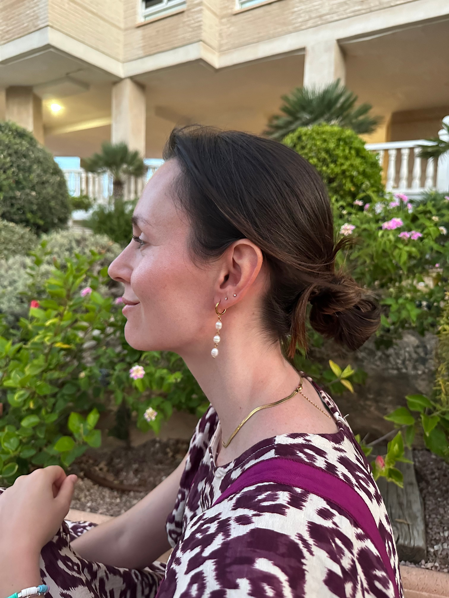 Pendientes para invitada de acero inoxidable. Con arito de acero inoxidable en color oro y tres perlas de río, estos pendientes son perfectos para elevar tus looks en eventos. Son hipoalergénicos
