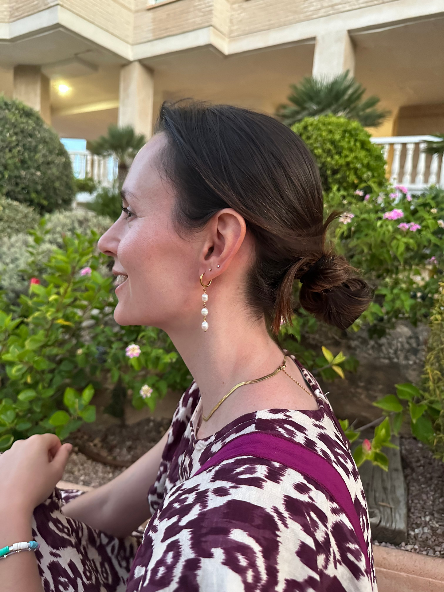Pendientes para invitada de acero inoxidable. Con arito de acero inoxidable en color oro y tres perlas de río, estos pendientes son perfectos para elevar tus looks en eventos. Son hipoalergénicos