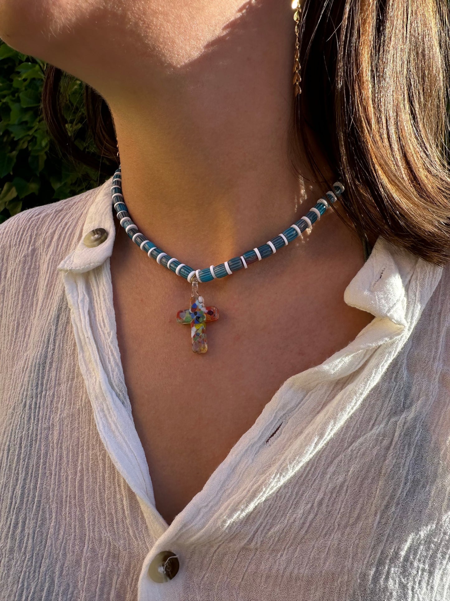Collar del Verano, con bolas de cerámica y arcilla polimérica con cruz de cristal de murano