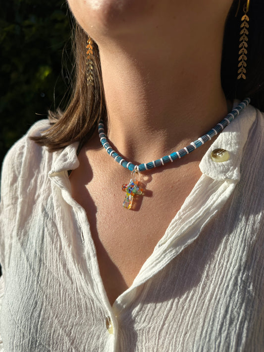 Collar del Verano, con bolas de cerámica y arcilla polimérica con cruz de cristal de murano
