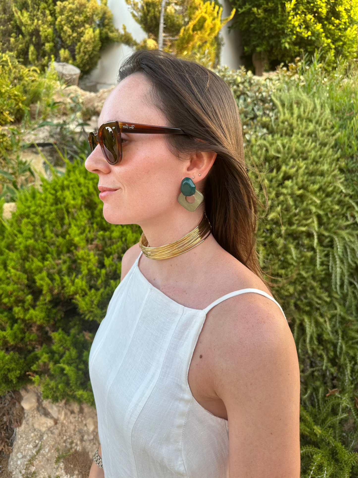 Pendientes para invitada de madera y resina en color verde. Estos pendientes son perfectos para elevar tus looks en eventos. Son hipoalergénicos.