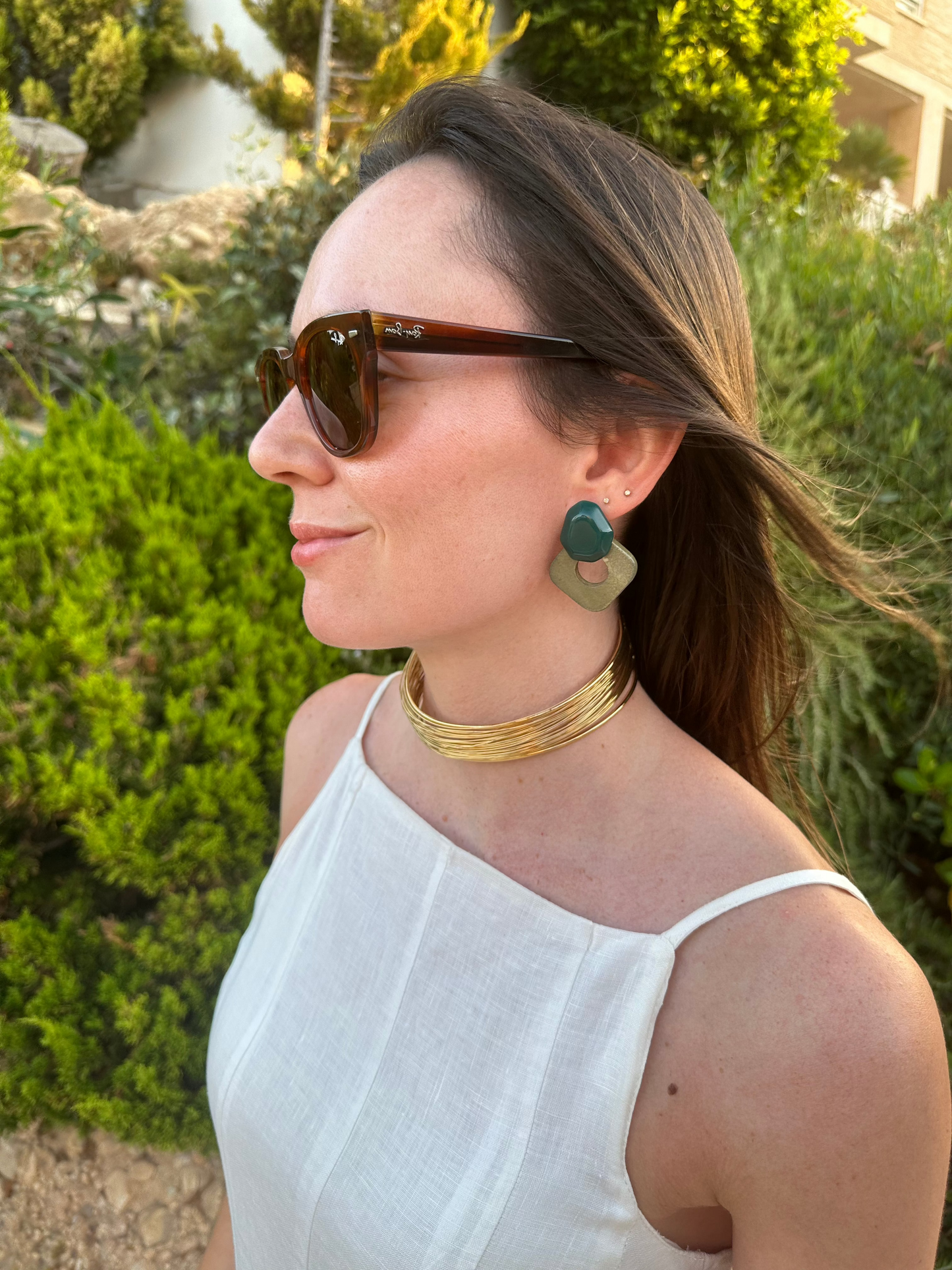 Pendientes para invitada de madera y resina en color verde. Estos pendientes son perfectos para elevar tus looks en eventos. Son hipoalergénicos.