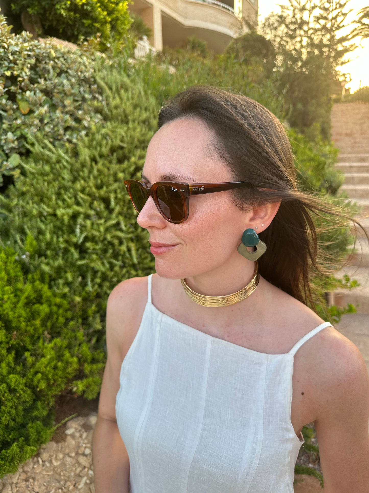 Pendientes para invitada de madera y resina en color verde. Estos pendientes son perfectos para elevar tus looks en eventos. Son hipoalergénicos.